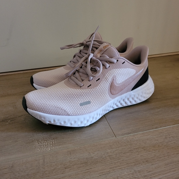 Nike Shoes - Women's Nike Revolution 5 Runners